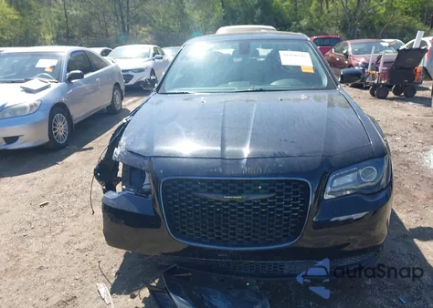 2022 Chrysler 300 Touring z USA, uszkodzony, nr VIN 2C3CCAAG1NH236749
